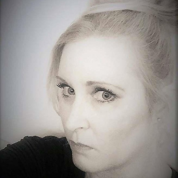 Meet your Posher, Erin & Hecate - Picture 2 of 16